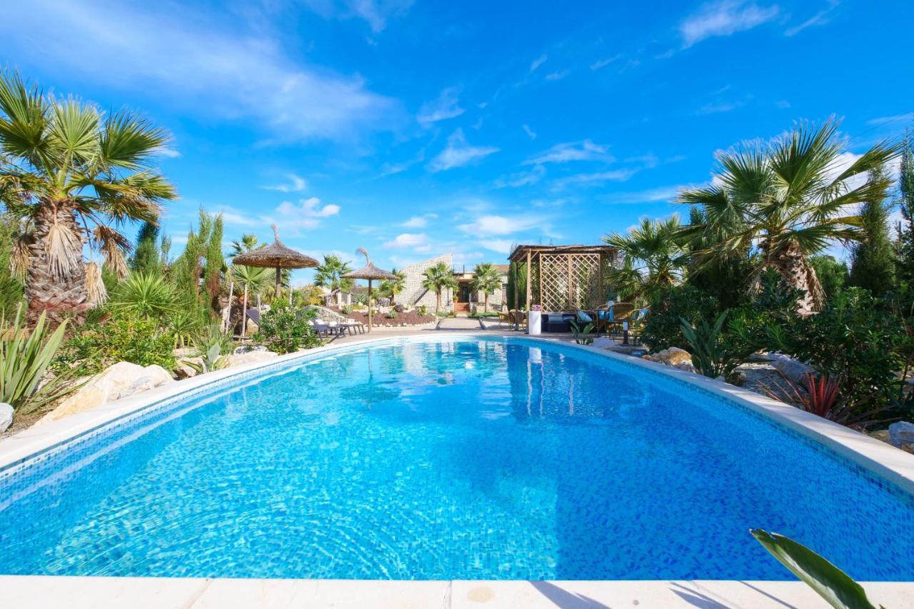 Melongos Villa *
